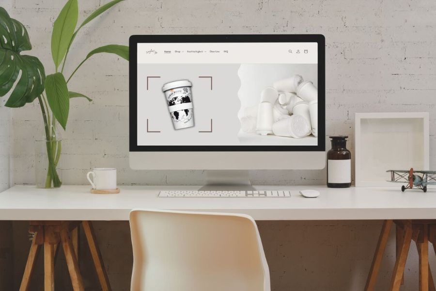 Mac steht auf einem Tisch und zeigt das E-Commerce Webshop Projekt von SmyleCup