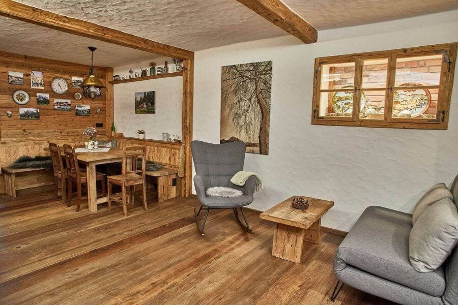 Webseite erstellt für Keramikhaus Gmunden zeigt Wohnzimmer in schönem Holzdesign mit Esstisch und Couch