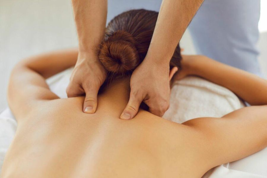 Webseite von Tuina Karrer zeigt Massage am Rücken einer Dame